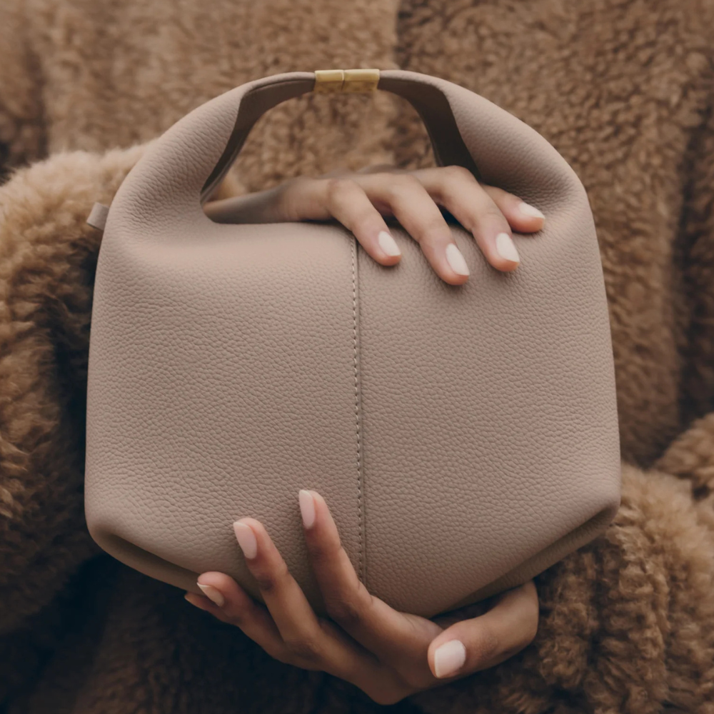 Béri Lightweight Full-Grain Calf Leather Handbag with Magnetic Closure