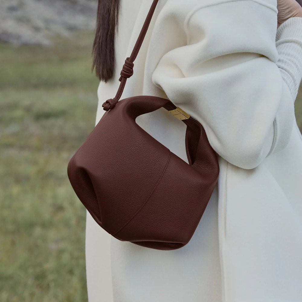 Béri Lightweight Full-Grain Calf Leather Handbag with Magnetic Closure